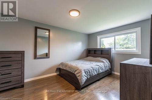 30 Larch Street, Hamilton, ON - Indoor Photo Showing Bedroom