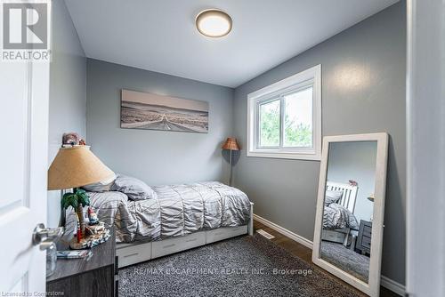 30 Larch Street, Hamilton, ON - Indoor Photo Showing Bedroom