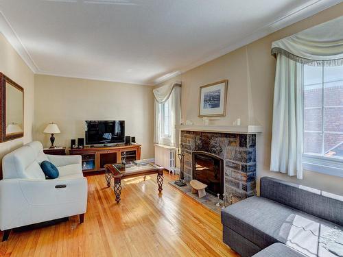 Salon - 212 Av. Kindersley, Mont-Royal, QC - Indoor Photo Showing Living Room With Fireplace