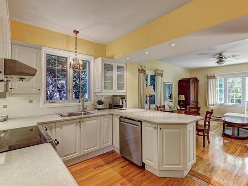 Cuisine - 212 Av. Kindersley, Mont-Royal, QC - Indoor Photo Showing Kitchen With Double Sink