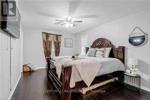 381 Ferndale Road S, Barrie, ON - Indoor Photo Showing Bedroom