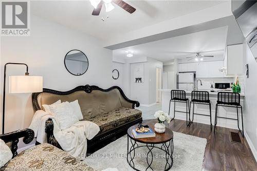 381 Ferndale Road S, Barrie (Ardagh), ON - Indoor Photo Showing Living Room