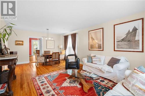 2706 Priscilla Street, Ottawa, ON - Indoor Photo Showing Living Room