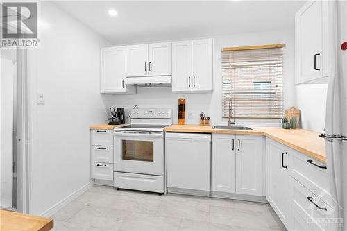 2706 Priscilla Street, Ottawa, ON - Indoor Photo Showing Kitchen