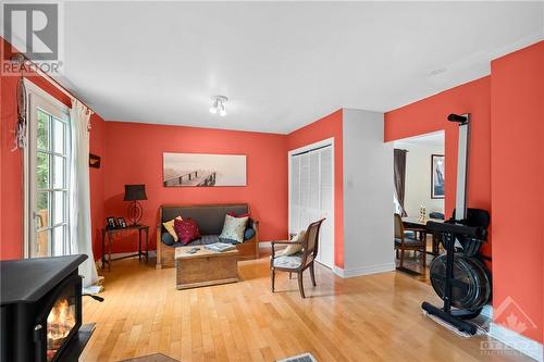 2706 Priscilla Street, Ottawa, ON - Indoor Photo Showing Living Room