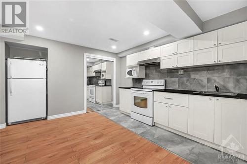 152 Flamborough Walk, Kanata, ON - Indoor Photo Showing Kitchen