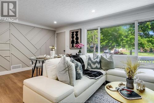 91 Woodlawn, Kingsville, ON - Indoor Photo Showing Living Room