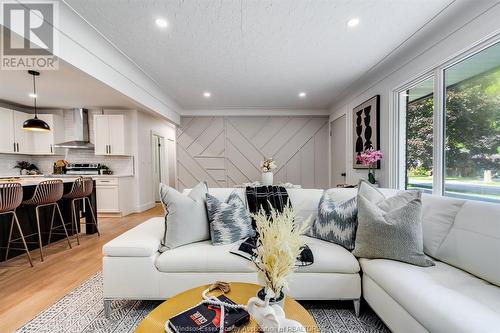 91 Woodlawn, Kingsville, ON - Indoor Photo Showing Living Room