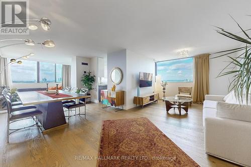 1706 - 133 Torresdale Avenue, Toronto, ON - Indoor Photo Showing Living Room