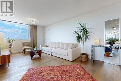 1706 - 133 Torresdale Avenue, Toronto, ON - Indoor Photo Showing Living Room