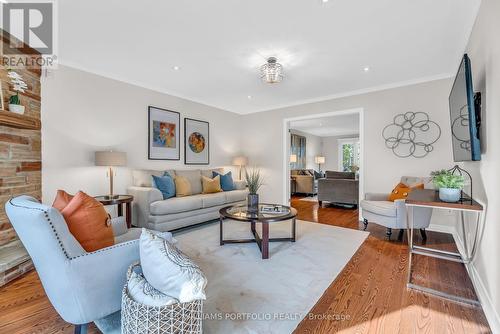 18 Ballyconnor Court, Toronto, ON - Indoor Photo Showing Living Room