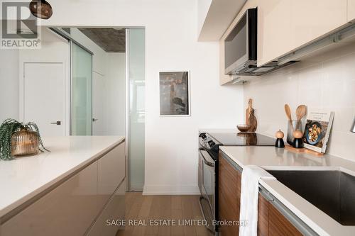 1611 - 20 Minowan Miikan Lane, Toronto, ON - Indoor Photo Showing Kitchen