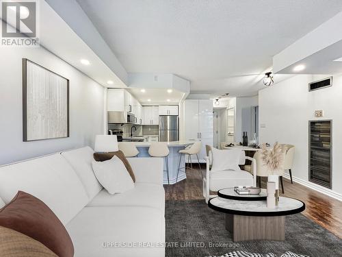 908 - 40 Scollard Street, Toronto, ON - Indoor Photo Showing Living Room