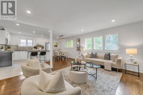 147 Chassie Court, Richmond Hill, ON - Indoor Photo Showing Living Room