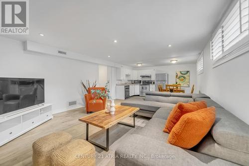 147 Chassie Court, Richmond Hill, ON - Indoor Photo Showing Living Room