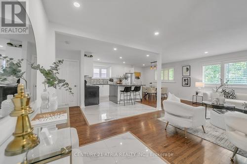 147 Chassie Court, Richmond Hill, ON - Indoor Photo Showing Living Room