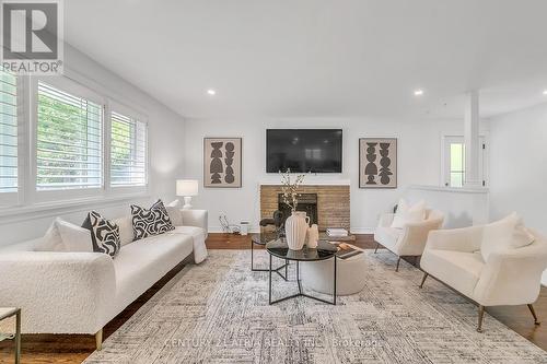 147 Chassie Court, Richmond Hill, ON - Indoor Photo Showing Living Room