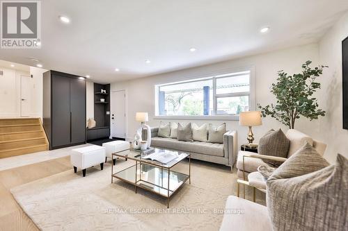 194 Slater Crescent, Oakville (Old Oakville), ON - Indoor Photo Showing Living Room