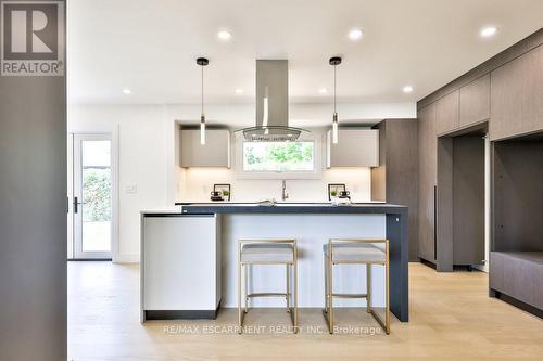 194 Slater Crescent, Oakville (Old Oakville), ON - Indoor Photo Showing Kitchen With Upgraded Kitchen