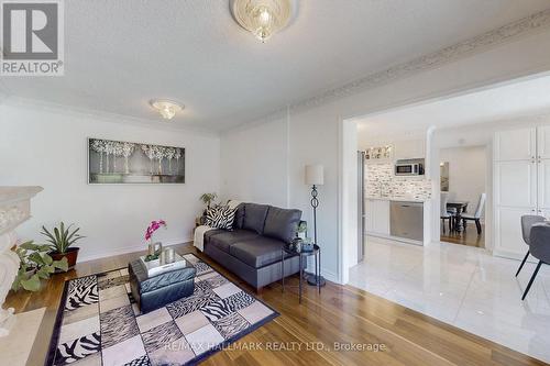 127 O'Connor Crescent, Richmond Hill, ON - Indoor Photo Showing Living Room