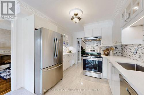 127 O'Connor Crescent, Richmond Hill, ON - Indoor Photo Showing Kitchen With Upgraded Kitchen