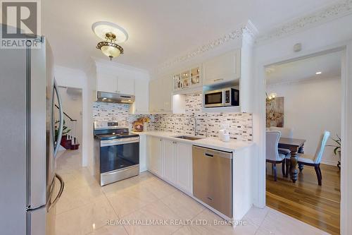 127 O'Connor Crescent, Richmond Hill, ON - Indoor Photo Showing Kitchen With Upgraded Kitchen