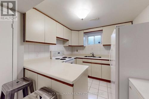 127 O'Connor Crescent, Richmond Hill, ON - Indoor Photo Showing Kitchen With Double Sink