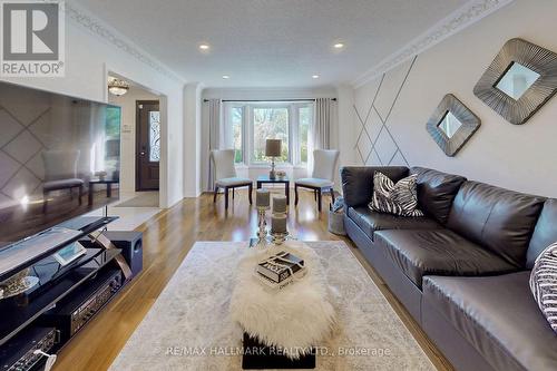 127 O'Connor Crescent, Richmond Hill, ON - Indoor Photo Showing Living Room