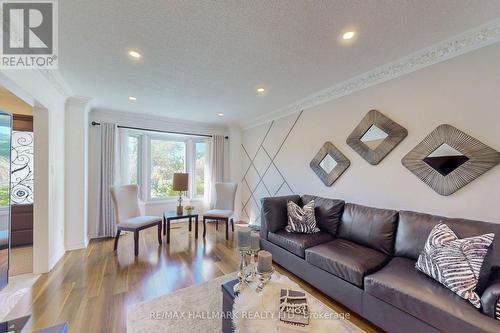 127 O'Connor Crescent, Richmond Hill, ON - Indoor Photo Showing Living Room