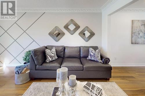 127 O'Connor Crescent, Richmond Hill, ON - Indoor Photo Showing Living Room