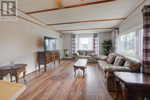 25 Grand Vista Crescent, Wellington North, ON - Indoor Photo Showing Living Room