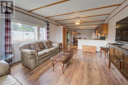 25 Grand Vista Crescent, Wellington North, ON - Indoor Photo Showing Living Room