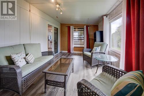 25 Grand Vista Crescent, Wellington North, ON - Indoor Photo Showing Living Room