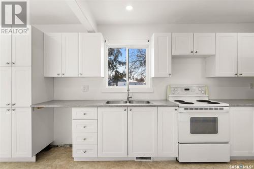 802 4Th Avenue, Raymore, SK - Indoor Photo Showing Kitchen With Double Sink