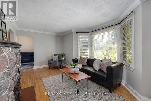 59 Harmony Road N, Oshawa (Eastdale), ON - Indoor Photo Showing Living Room