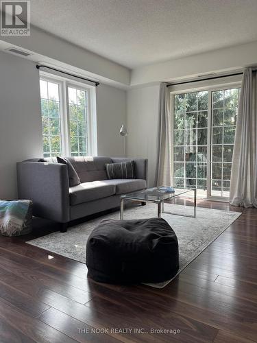 98 Aspen Springs Drive, Clarington (Bowmanville), ON - Indoor Photo Showing Living Room