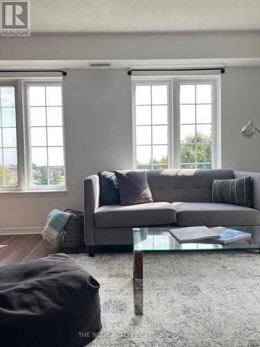 98 Aspen Springs Drive, Clarington (Bowmanville), ON - Indoor Photo Showing Living Room