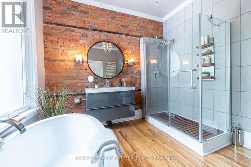 198 Duke Street, Hamilton, ON - Indoor Photo Showing Bathroom