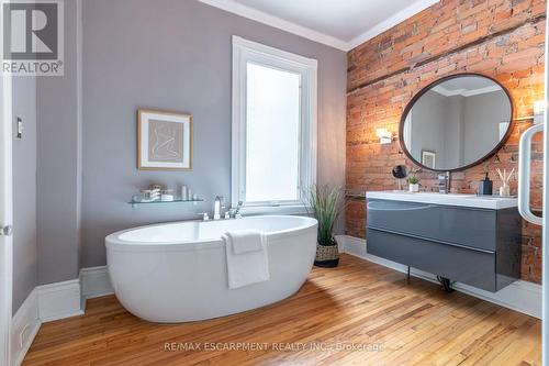 198 Duke Street, Hamilton, ON - Indoor Photo Showing Bathroom