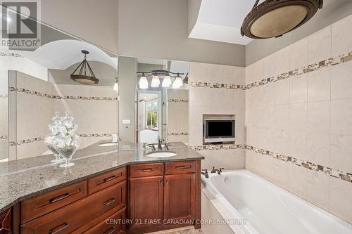 638 Clearwater Crescent E, London, ON - Indoor Photo Showing Bathroom