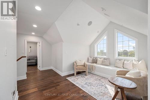 638 Clearwater Crescent E, London, ON - Indoor Photo Showing Living Room