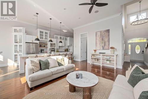 638 Clearwater Crescent E, London, ON - Indoor Photo Showing Living Room