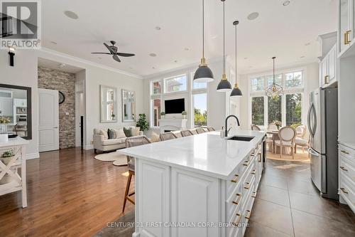 638 Clearwater Crescent E, London, ON - Indoor Photo Showing Kitchen With Upgraded Kitchen