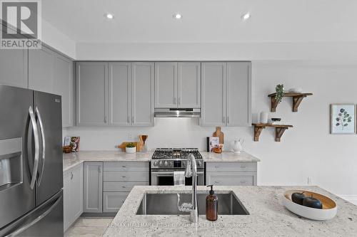 41 Workmen'S Circle, Ajax, ON - Indoor Photo Showing Kitchen With Upgraded Kitchen