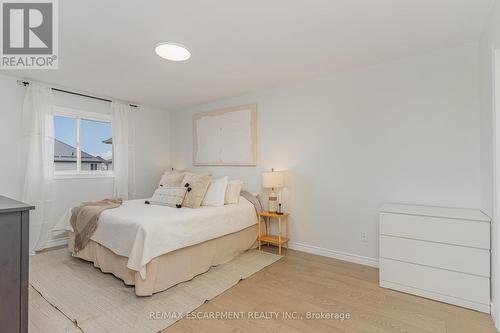 96 Stoneglen Way, Hamilton, ON - Indoor Photo Showing Bedroom