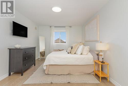 96 Stoneglen Way, Hamilton, ON - Indoor Photo Showing Bedroom