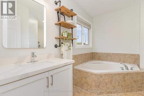 96 Stoneglen Way, Hamilton, ON - Indoor Photo Showing Bathroom