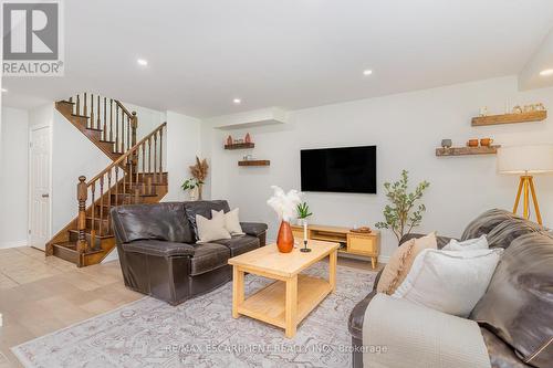 96 Stoneglen Way, Hamilton, ON - Indoor Photo Showing Living Room