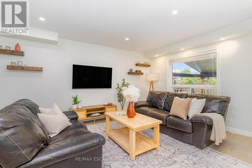 96 Stoneglen Way, Hamilton, ON - Indoor Photo Showing Living Room