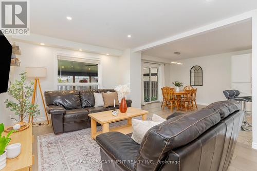 96 Stoneglen Way, Hamilton, ON - Indoor Photo Showing Living Room